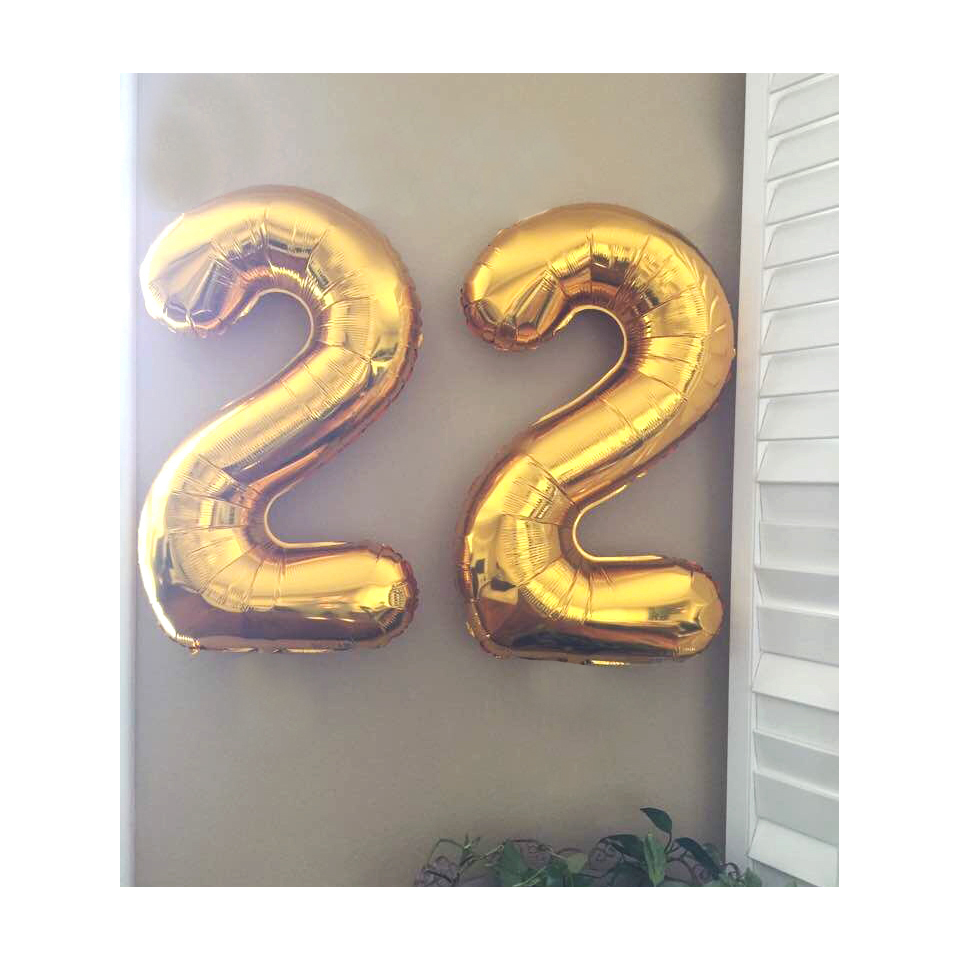 22 gold balloons